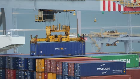 Containerkran-Verlädt-Eine-45-Fuß-Einheit-An-Bord-Eines-Containerschiffs-Im-Hafen-Von-Rotterdam