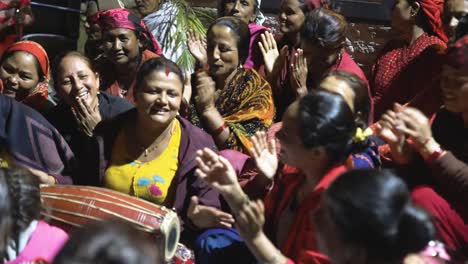 Nepalesische-Frau-Feiert-Festival,-Spielt-Schlagzeug-Und-Klatscht