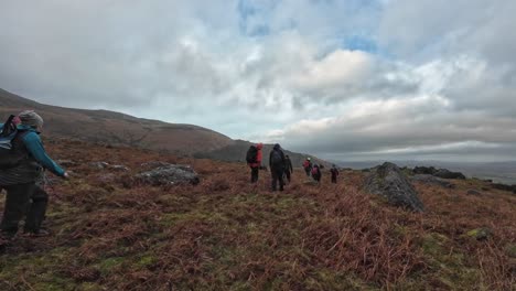 Los-Excursionistas-De-Montaña-En-Un-Frío-Día-De-Diciembre-En-Las-Montañas-Comeragh-Irlanda