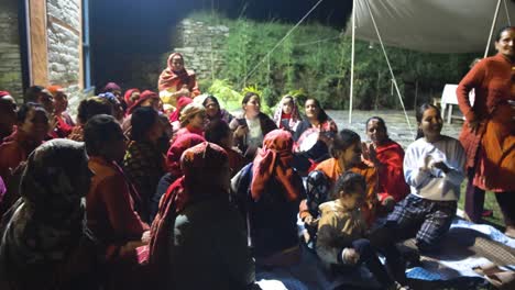 Mujer-Nepalí-Aplaudiendo-Alegremente-Y-Tocando-La-Batería-Por-La-Noche