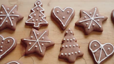 Dekorieren-Von-Lebkuchenplätzchen-Für-Weihnachten,-Nahaufnahme-Einer-Makroaufnahme,-Bei-Der-Handgefertigte-Festliche-Süßigkeiten-Und-Kekse-Für-Das-Neue-Jahr-Mit-Weißer-Glasur-Hergestellt-Werden