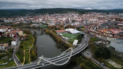 Die-Komplizierte-Architektur-Der-Millennium-Bridge-Steht-Im-Kontrast-Zur-Berühmten-Römischen-Brücke-Ourense,-Spanien