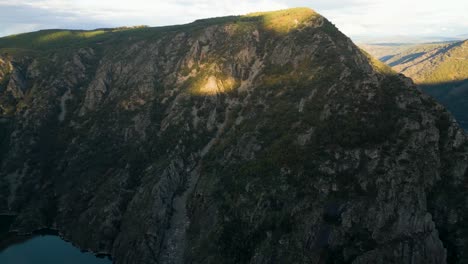 Aerial-pan-across-Sil-River-canyon-in-Nogueira-de-Ramuin,-Ourense,-Galicia,-Spain
