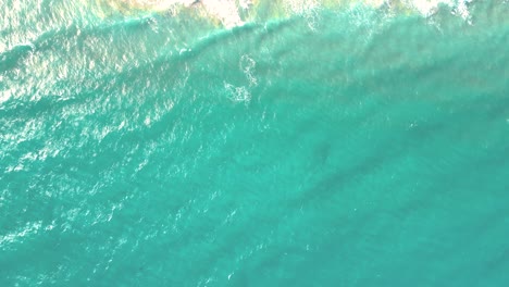 Spektakuläres-Hintergrundfoto-Aus-Der-Vogelperspektive-Von-Der-Weißen-Welle-Des-Ozeanmeerwassers,-Die-In-Der-Tiefsee-Planscht