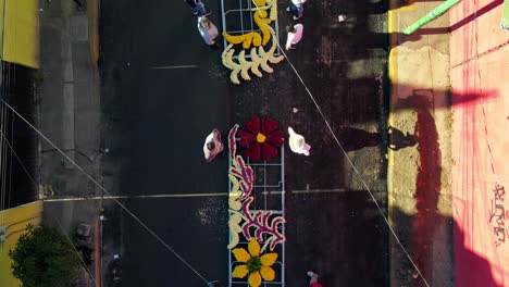 Draufsicht-Auf-Blumenarrangements-In-Einzelnen-Stücken,-Die-Von-Paaren-In-Einer-Prozession-Zum-Tag-Der-Toten-Getragen-Werden,-Iztapalapa,-Mexiko-Stadt