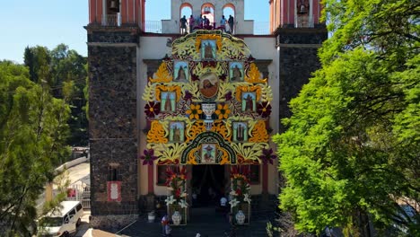 Ascendiendo-Sobre-La-Catedral-De-Iztapalapa-Decorada-Con-Un-Arreglo-Floral-Gigante-En-Conmemoración-Del-Día-De-Muertos---Disparo-De-Drone