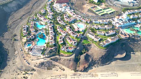 Luftaufnahme-Eines-Luxushotels-Entlang-Der-Küste-Hotel-Princess-Fuerteventura,-Kanarische-Inseln,-Spanien