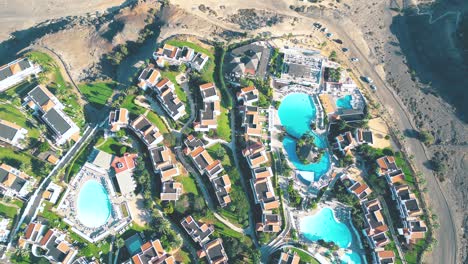 Vista-Aérea-De-Un-Hotel-De-Lujo-A-Lo-Largo-De-La-Costa-Hotel-Princess-Fuerteventura,-Islas-Canarias,-España