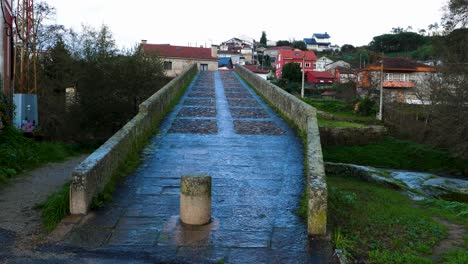 Blick-Hinauf-Zur-Steilen,-Abgewinkelten-Brücke-Mit-Betonbarriere,-Die-Autos-Stoppt,-überquert-Den-Fluss-Lonia-In-Ourense,-Spanien