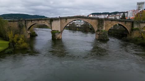 Quick-reverse-dolly-from-Ourense-Roman-Bridge-on-Miño-River-in-Ourense,-Galicia,-Spain