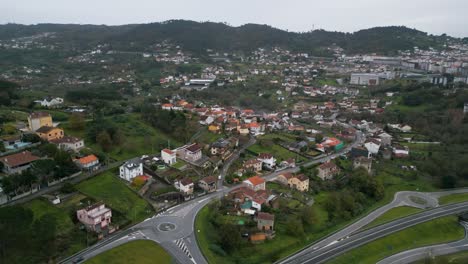 Drohne-Umkreist-Eine-Stadt-In-Lonia-Am-Fuße-Von-Ourense,-Galizien,-Spanien