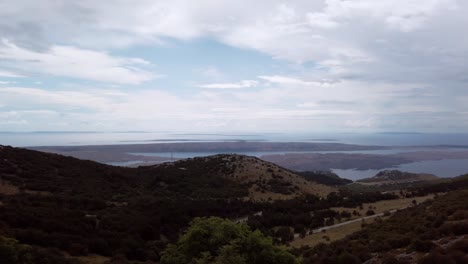 Spectacular-panning-video-from-Croatia,-Velebit,-Kubus-Ura-lookout-point-with-the-Mediterranean-Sea-and-islands-in-the-background
