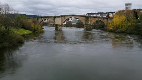 Niedriger-Dolly-Einschub-Zur-Römischen-Brücke-Ourense-Am-Fluss-Miño-In-Ourense,-Galicien,-Spanien
