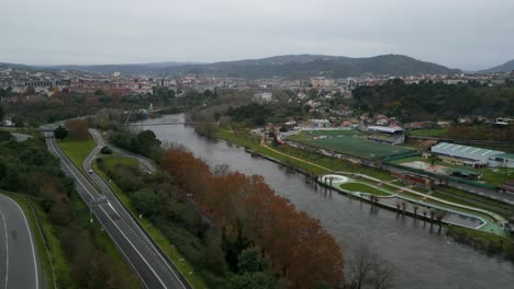 Río-Oira-Y-Miño-Con-Sinuoso-Puente-Peatonal-Cruzando-El-Agua,-Ourense,-España