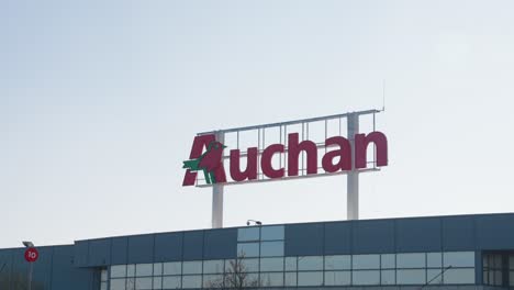 Auchan-Logo-Schild-über-Dem-Geschäft-An-Einem-Sonnigen-Tag