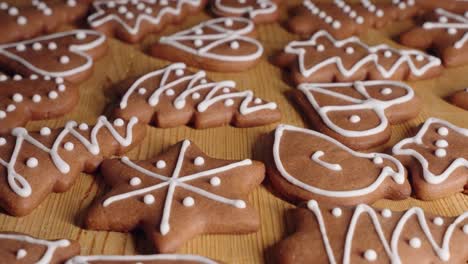 Dekorieren-Von-Lebkuchenplätzchen-Für-Weihnachten,-Nahaufnahme-Einer-Makroaufnahme,-Bei-Der-Handgefertigte-Festliche-Süßigkeiten-Und-Kekse-Für-Das-Neue-Jahr-Mit-Weißer-Glasur-Hergestellt-Werden