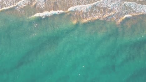 Sommermeerblick-Schöne-Wellen,-Blaues-Meerwasser-An-Sonnigen-Tagen