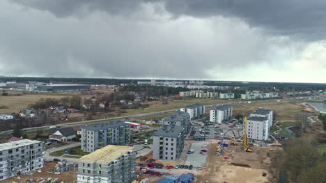 Luftaufnahme-Eines-Neuen-Wohnblocks-Im-Bau-In-Riga,-Lettland