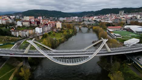 Zwei-Brücken-In-Ourense,-Spanien,-Puente-Del-Millenium-Und-Puente-Romana-Criss-River-Miño