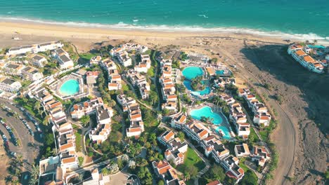 Vista-Aérea-De-Un-Hotel-De-Lujo-A-Lo-Largo-De-La-Costa-Hotel-Princess-Fuerteventura,-Islas-Canarias,-España