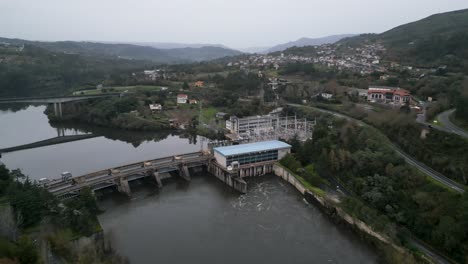 Orbit-Parallax-Errichtet-Staudamm-Und-Kraftwerk-Velle-In-Ourense,-Galicien,-Spanien