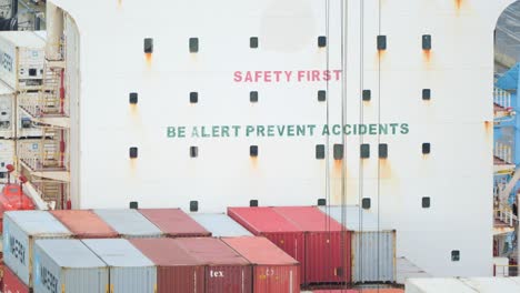 Containerkran-Entlädt-Maersk-Zwei-20-Fuß-Container-In-Einem-Hub-Von-Einem-Containerschiff