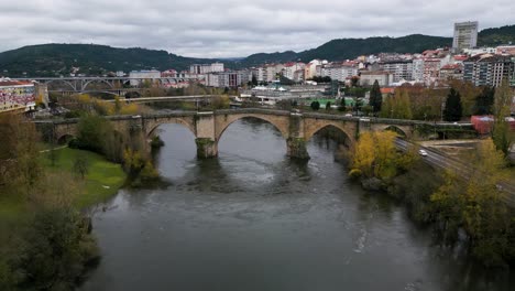 Aerial-push-in-to-Ourense-Roman-Bridge-on-Miño-River-in-Ourense,-Galicia,-Spain