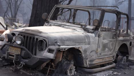 Burnt-car-after-large-wildfire