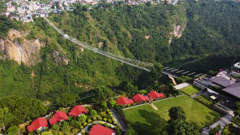 Kushma-Hängebrücke-Hoch-über-Dem-Tal-In-Nepal