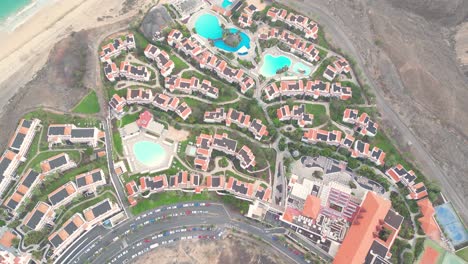 Luftaufnahme-Eines-Luxushotels-Entlang-Der-Küste-Hotel-Princess-Fuerteventura,-Kanarische-Inseln,-Spanien