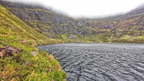 Lago-De-Montaña-Montañas-Comeragh-Coumshingaun-Waterford-Irlanda-En-Una-Mañana-De-Invierno