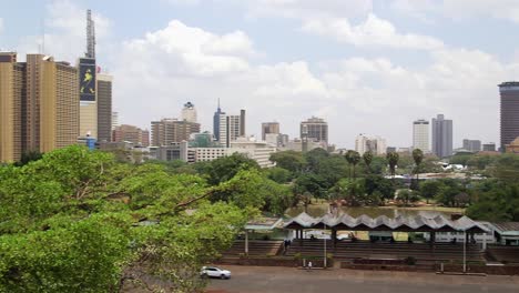 Nairobi-Skyline-Schwenk-Nach-Links-Und-öffentliche-Gärten-Im-Vordergrund