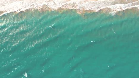 Sommermeerblick-Schöne-Wellen,-Blaues-Meerwasser-An-Sonnigen-Tagen