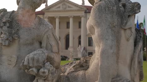 Statuen-Von-Liebenden-In-Einer-Venezianischen-Villa-Im-Palladio-Stil,-Vicenza,-Italien