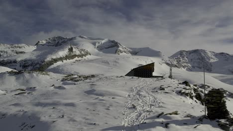 Die-Drohne-Nähert-Sich-Dem-Rifugio-Quintino-Sella-Al-Felik-Und-Enthüllt-Die-Beeindruckende-Kulisse-Der-Mit-Gletschern-Geschmückten-Castore--Und-Lyskamm-Gipfel-In-Der-Atemberaubenden-Alpenlandschaft