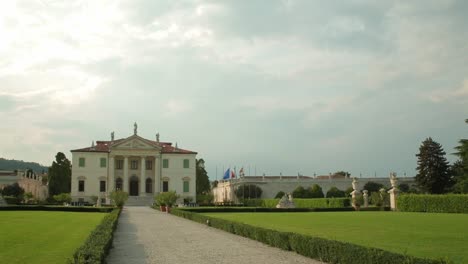 Timelapse-on-a-Venetian-villa,-Palladio-style,-Vicenza,-Italy