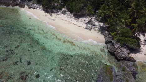 Luftaufnahme-Des-Flachen-Ozeans-Am-Strand-Playa-Frontón-In-Der-Nähe-Von-Las-Galeras-In-Der-Dominikanischen-Republik