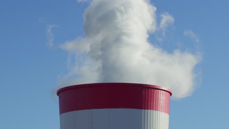 Kühltürme-Eines-Kohlekraftwerks,-Die-Rauch-Und-Dampf-Ausstoßen,-Sonniger-Tag