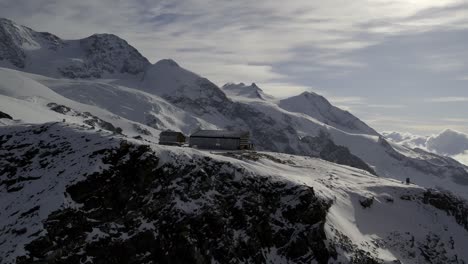 Drohne-Fliegt-über-Das-Rifugio-Quintino-Sella-Al-Felik-Und-Steuert-Auf-Die-Berühmten-Lyskamm-Gipfel-Und-Gletscher-In-Der-Monte-Rosa-Gruppe-Zu