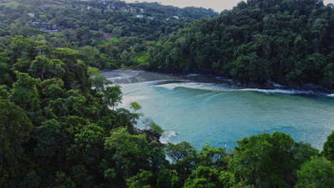 Un-Dron-Vuela-Sobre-Una-Pintoresca-Playa-Salvaje-En-Costa-Rica,-Centroamérica,-Revelando-Un-Impresionante-Paisaje-Marino-Natural-Y-Una-Selva-Tropical