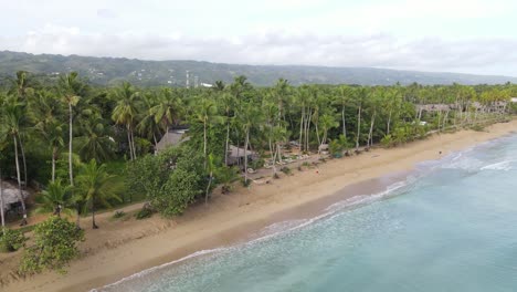 Aufschlussreiche-Drohnenansicht-Des-Strandes-Playa-Bonita-In-Der-Nähe-Der-Stadt-Las-Terrenas-In-Der-Dominikanischen-Republik