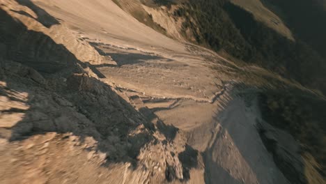 Drones-Fpv-Voladores-En-Las-Montañas-De-Los-Alpes-Italianos,-Dolomitas