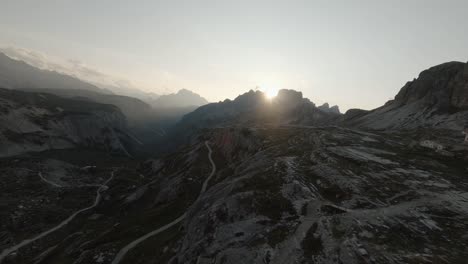 Cinematic-flying-with-FPV-drone-in-the-Italian-alps,-Dolomites