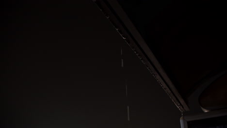 Nachtaufnahmen-Verregneter-Straßen-Von-Kifissia,-Nach-Unten-Geneigte-Aufnahme-Auf-Einer-Wenig-Befahrenen-Straße-4K