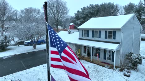 Bandera-Americana-Ondeando-En-Casa-En-EE.UU.-Durante-Las-Ráfagas-De-Nieve