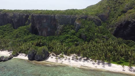 Luftaufnahme-Der-Felsigen-Küste-Von-Cabo-Samaná-Neben-Dem-Strand-Playa-Frontón-In-Der-Nähe-Von-Las-Galeras-In-Der-Dominikanischen-Republik