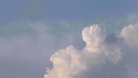 Wogende-Wolken,-Cumulonembus,-Der-Bei-Sonnenuntergang-Zu-Einem-Sturm-Wird