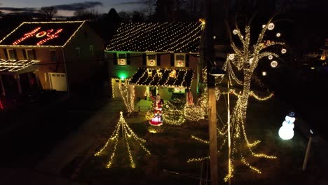Drohnen-Weihnachtsbeleuchtungshaus-Schwenkt-In-Der-Abenddämmerung-Bei-Eingeschalteten-Festlichen-Lichtern-Von-Rechts-Nach-Links-Um-Die-Ampel