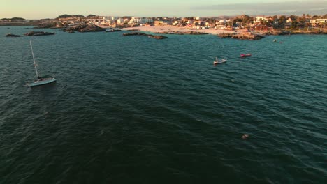 Luftpanoramablick-Auf-Den-Strand-Von-Bahia-Inglesa-Mit-In-Der-Ferne-Festgemachten-Booten,-Coquimbo,-Chile