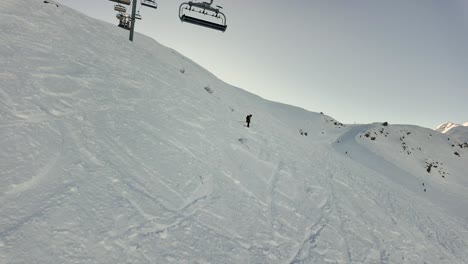 Eine-Person-Skifahren-In-Einer-Verschneiten-Berglandschaft,-Wintersport-Mit-Adrenalin
